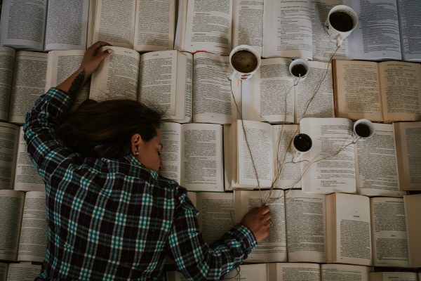 „Когато отделяме повече време на книгите” – кадърът, отличен във фотоконкурса на Младежки дом – Монтана