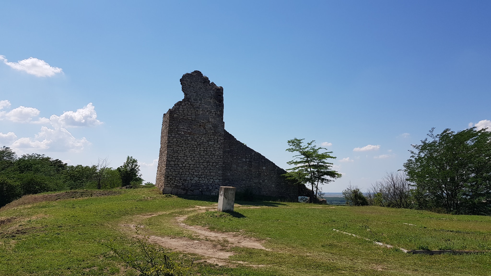 Доброволци почистиха около крепостта Камъка в Оряхово по инициатива на местния музей