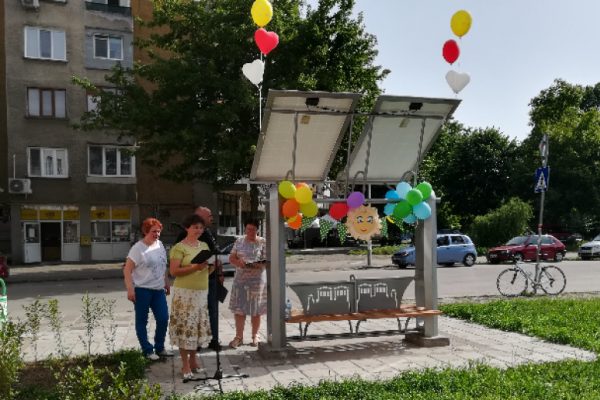 Видинчани се сдобиха със соларна пейка