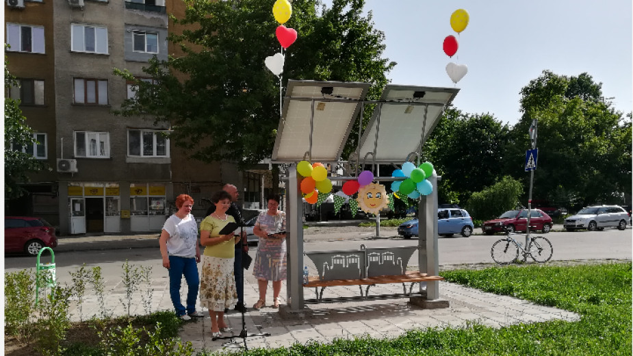 Видинчани се сдобиха със соларна пейка
