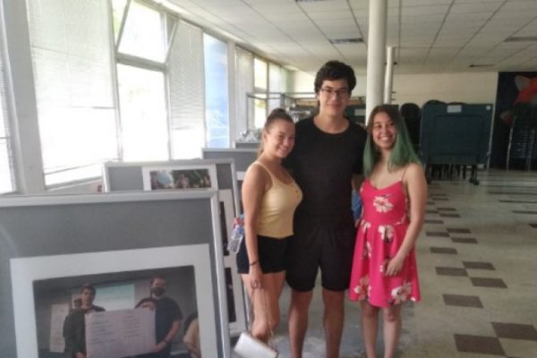 Младежи с фотоизложба „Младите хора за правата на човека”