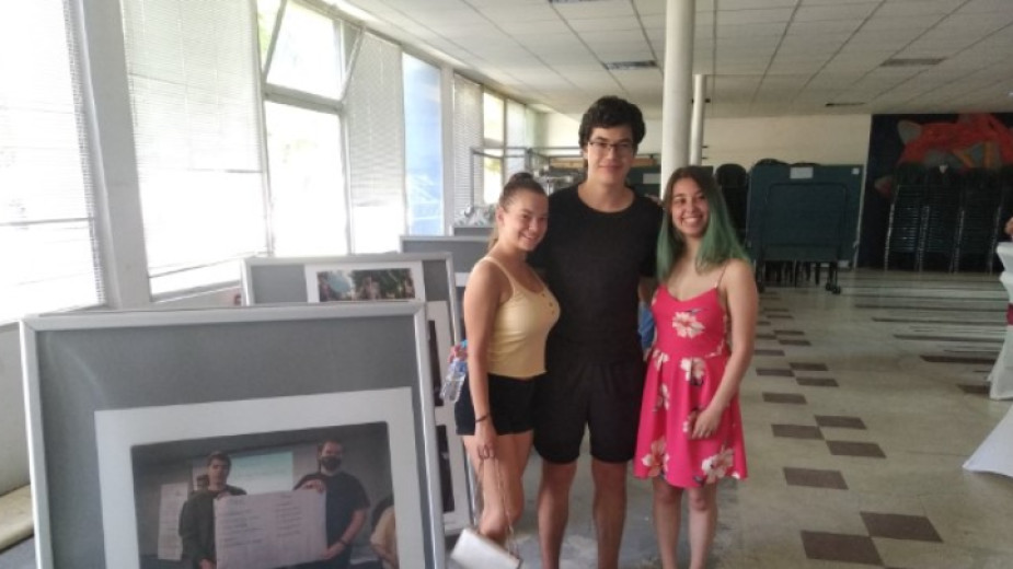 Младежи с фотоизложба „Младите хора за правата на човека”
