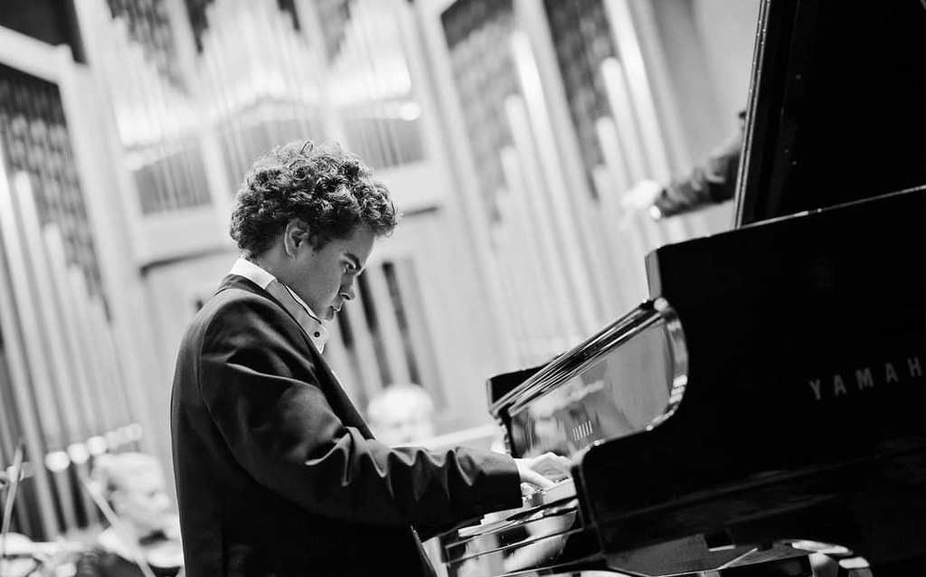 Пианистът Ангел Николов ще свири със Симфониета – Враца на 9-и декември