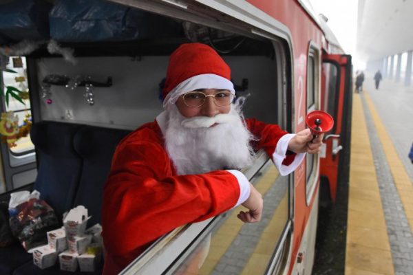 Дядо Коледа пристига с влак в Роман с подаръци за децата от социалните домове