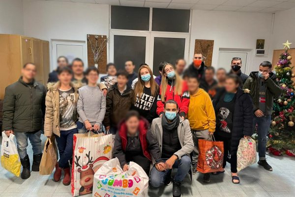 Добротворци зарадваха за Коледа възрастни хора и деца и младежи в риск от Мездра