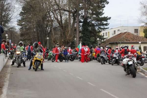 Мотористи от Козлодуй с благотворително коледно шествие