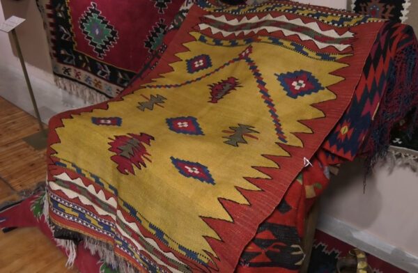 Семейство от САЩ дари уникални килими на музея в Чипровци