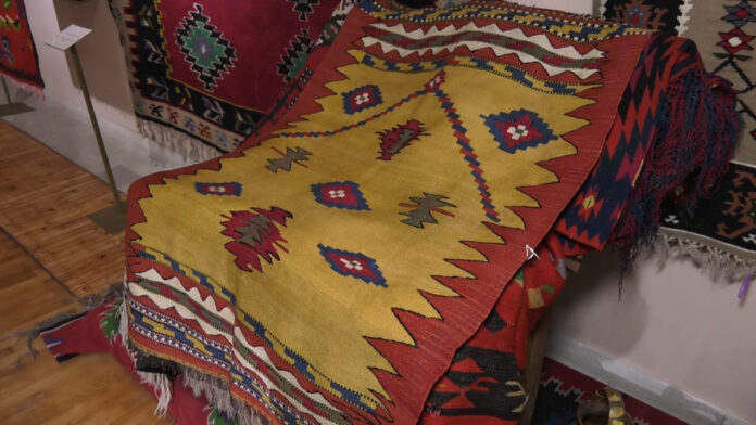 Семейство от САЩ дари уникални килими на музея в Чипровци