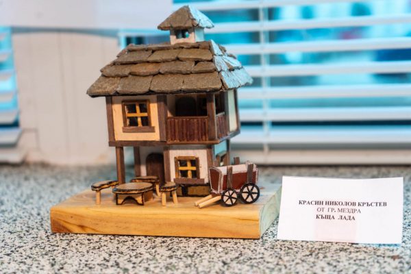 Изложба от макети на старинни къщи бе открита в Мездра