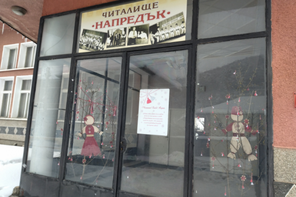 Всяка къща в село Дълги дел се събуди с окачена мартеница