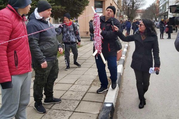 Оряховчани изплетоха 351-метрова мартеница