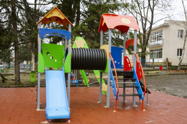 Обновиха четири детски площадки в Мездра