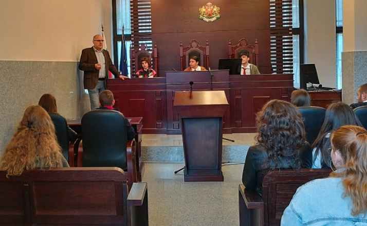 Часове по гражданско образование за ученици се провеждат в Административен съд – Видин