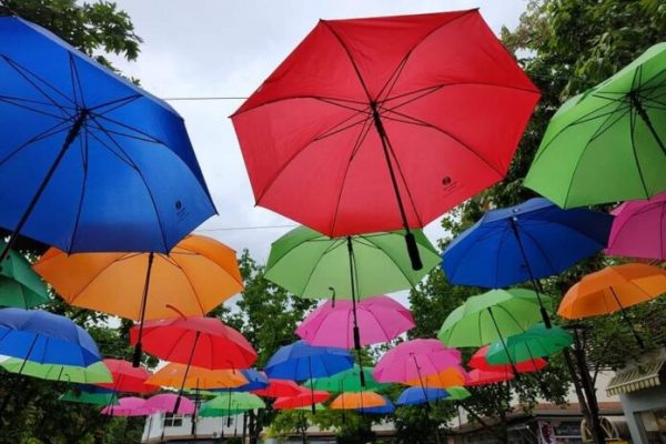 В Монтана вече има алея с шарени чадъри