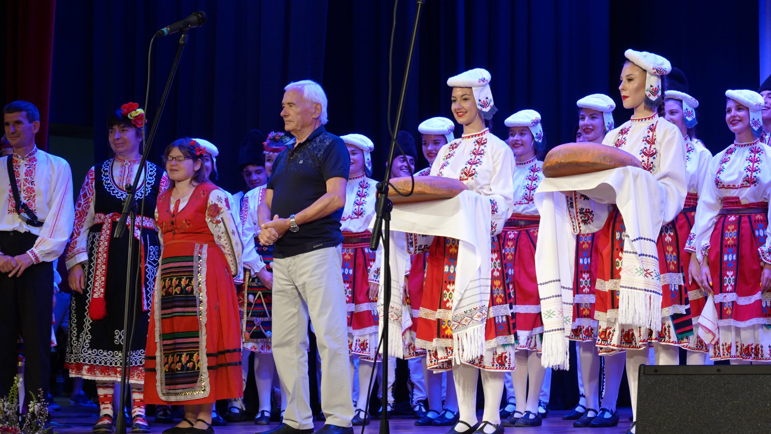 Ансамбъл „Пъстрина“ и народен хор „Пъстренец“ представиха годишния концерт „Фолклорно настроение“