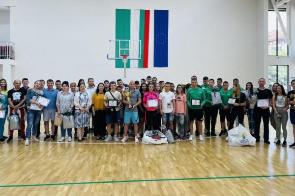 Във Враца наградиха призьорите от общинския етап на „Ученически игри“